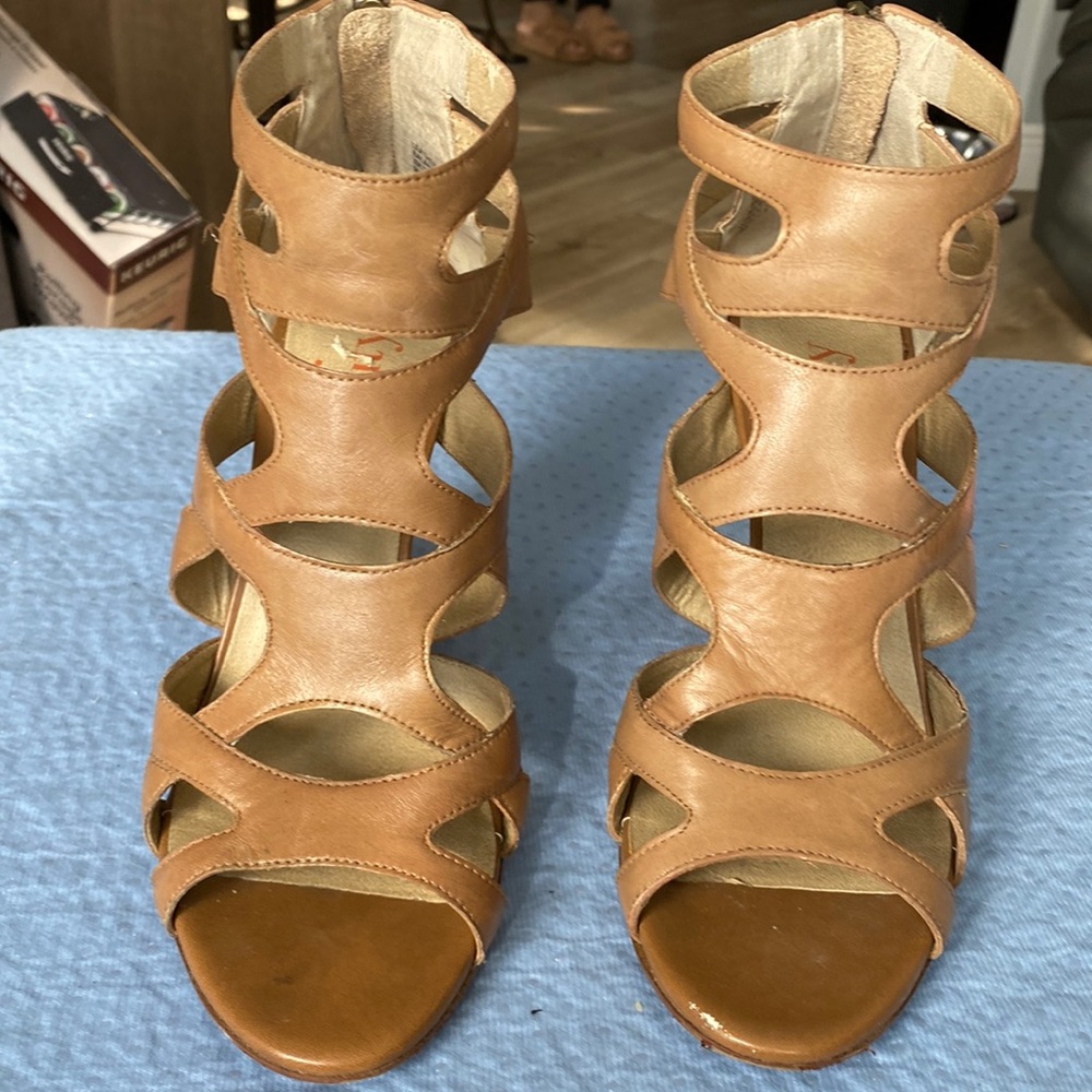 Levity sandals size 8 tan.